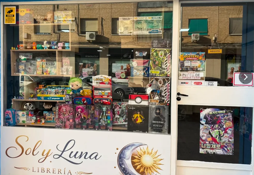 Escaparate de la librería Sol y Luna